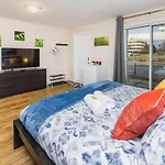 Modern Studio W King Bed - Central Ottawa