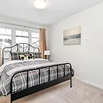 Modern Townhome Near Ottawa Attractions