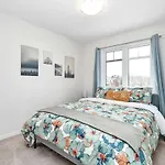 Modern Townhome Near Ottawa Attractions