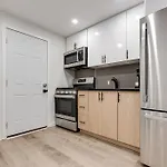 Modern Comfort - Small Studio - Downtown
