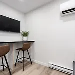 Modern Comfort - Small Studio - Downtown