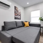 Modern Comfort - Small Studio - Downtown