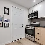 Modern Comfort - Small Studio - Downtown