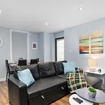 Urban 1Br Gem With Kitchen, Smart Tv & Workspace