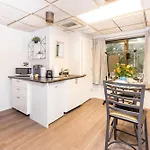 King Bed Studio Apartment - Near Chinatown