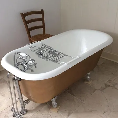 Gold Door Bed & Breakfast 2*