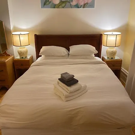 Gold Door Bed & Breakfast 2*