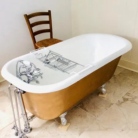 Gold Door Bed & Breakfast 2*