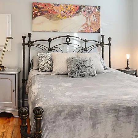 Downtown Executive Retreat With Private Balcony Near Bank Street - Sleep Max 2 Ottawa