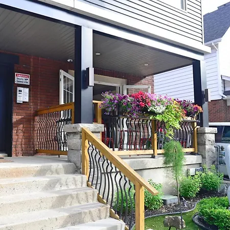 Downtown Executive Retreat With Private Balcony Near Bank Street - Sleep Max 2 *