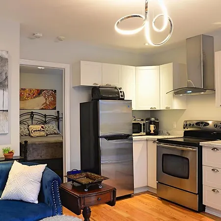 Downtown Executive Retreat With Private Balcony Near Bank Street - Sleep Max 2 Ottawa