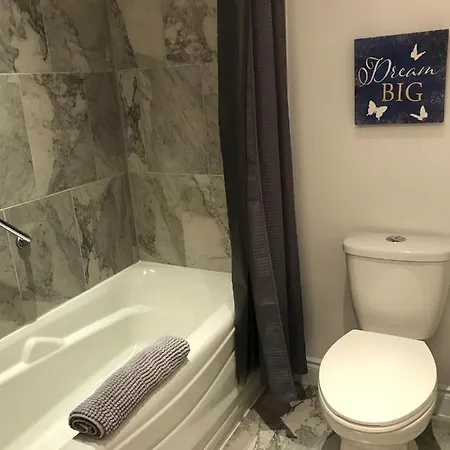 Downtown Executive Retreat With Private Balcony Near Bank Street - Sleep Max 2 *