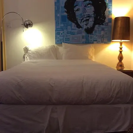 Gold Door Bed & Breakfast 2*