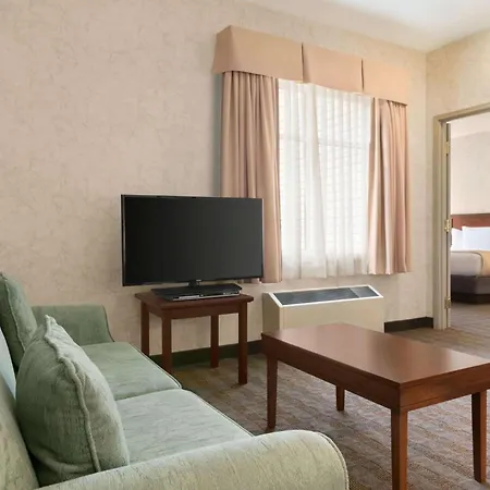 Days By Wyndham Airport Ottawa