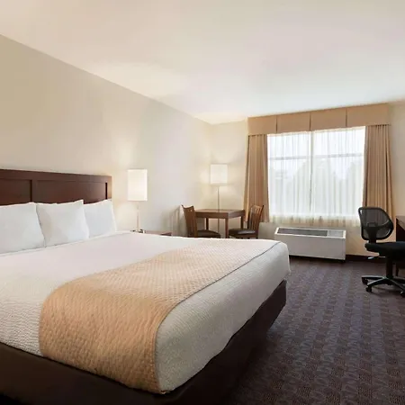 Days By Wyndham Airport Hotel Ottawa