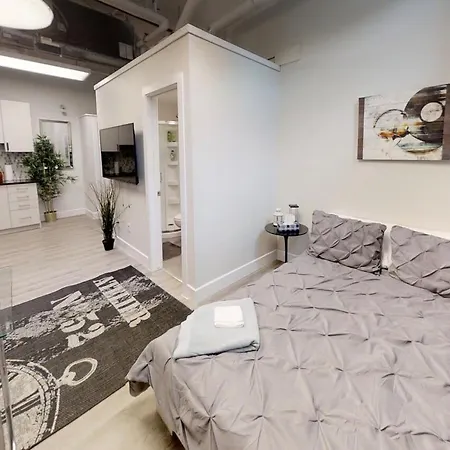 Bed & Breakfast Bachelor In Downtown *
