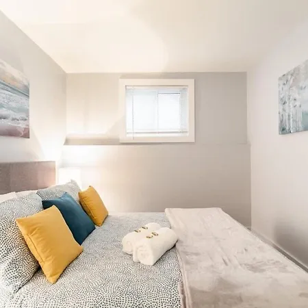 Work-friendly 2br - Near Downtown Apartment