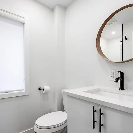 Modern Comfort - Small Studio - Downtown Apartment