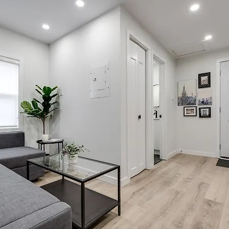 Modern Comfort - Small Studio - Downtown