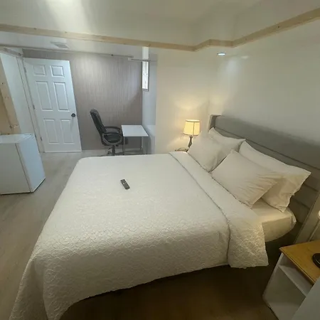 Apartment Private Entrance, Private Bathroom, Bedroom And Workspace Ottawa