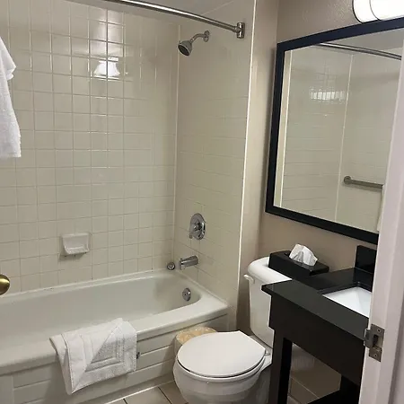 Travelodge By Wyndham East Hotel 3*
