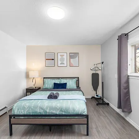Newly Renovated Near Byward Market Apartment *