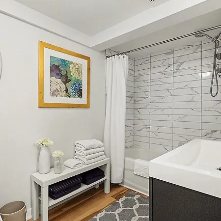 Stylish 2br With Private Yard
