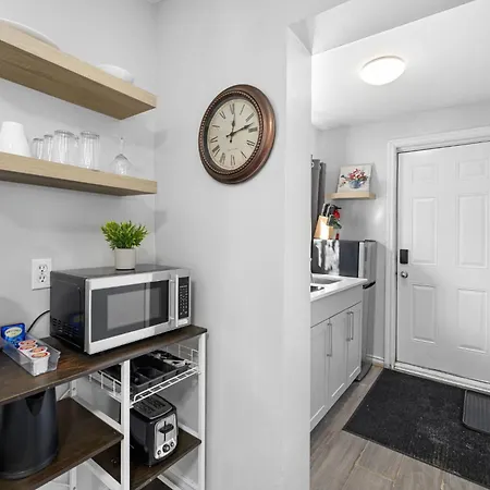 Newly Renovated Near Byward Market Apartment Ottawa