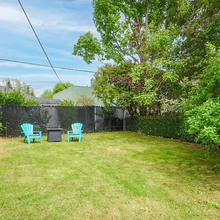 Stylish 2br With Private Yard *