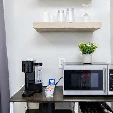Newly Renovated Near Byward Market Apartment *