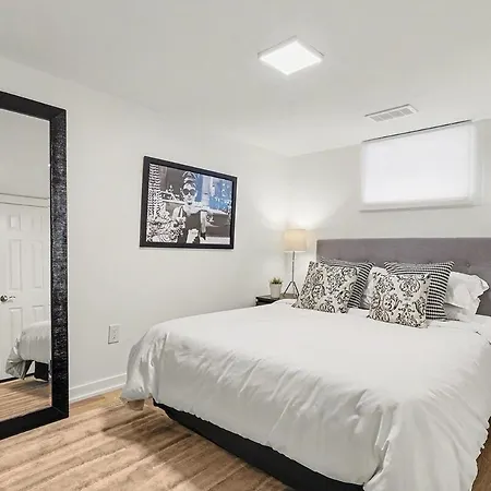 Stylish 2br With Private Yard Apartment