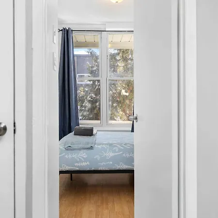 Newly Renovated Near Byward Market Apartment *
