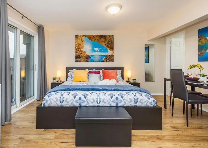 Modern Studio W King Bed - Central Ottawa