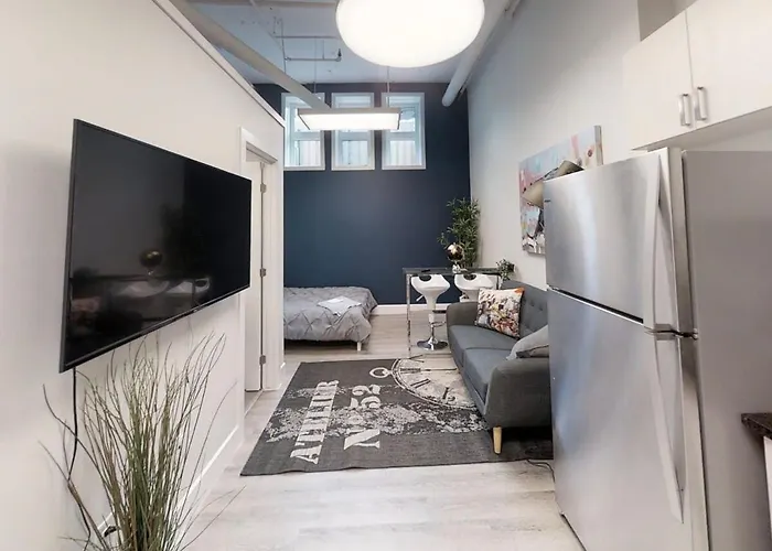 Bachelor Apartment In Downtown
