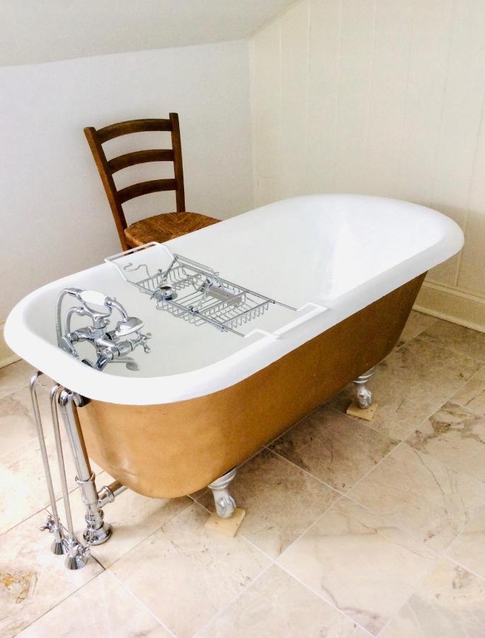 Gold Door Bed & Breakfast 2*