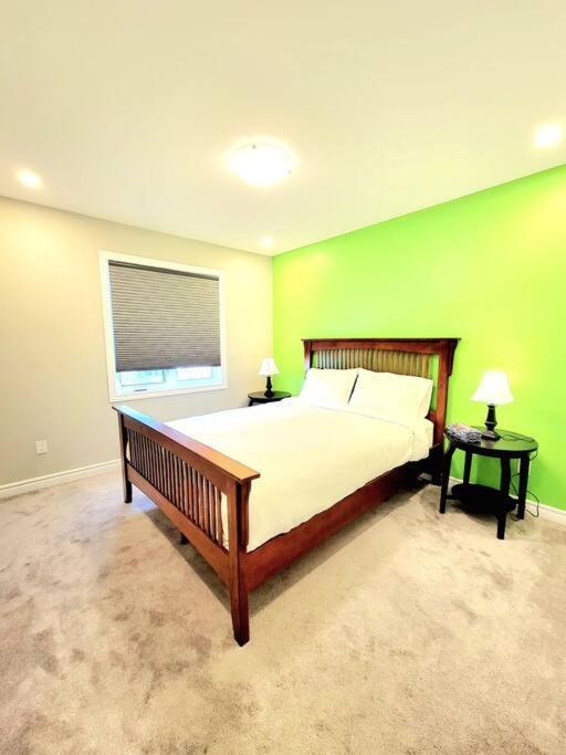 3 Bedroom Town House In Close To Downtown *