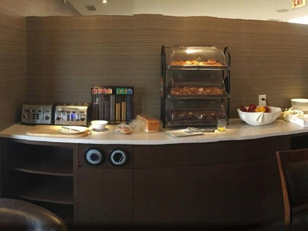 Ramada By Wyndham On The Rideau 3*