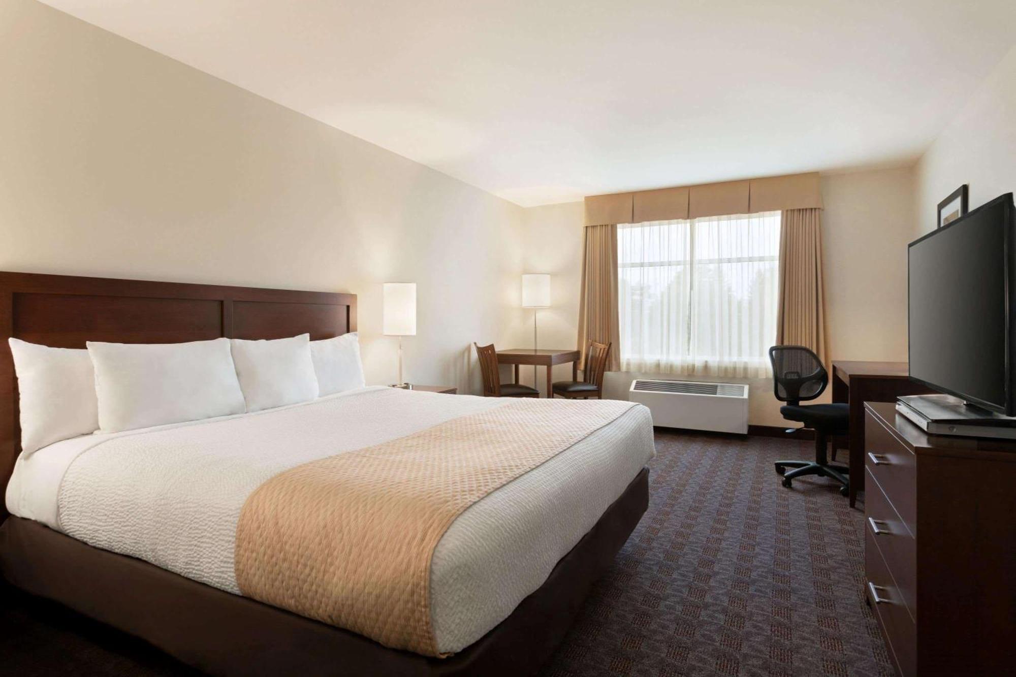 Days By Wyndham Airport Hotel Ottawa