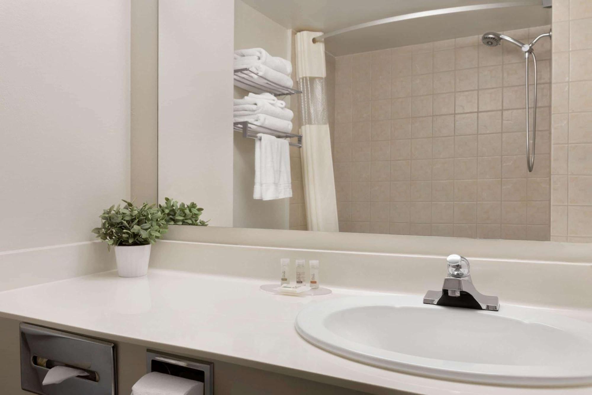 Days By Wyndham Airport 3*