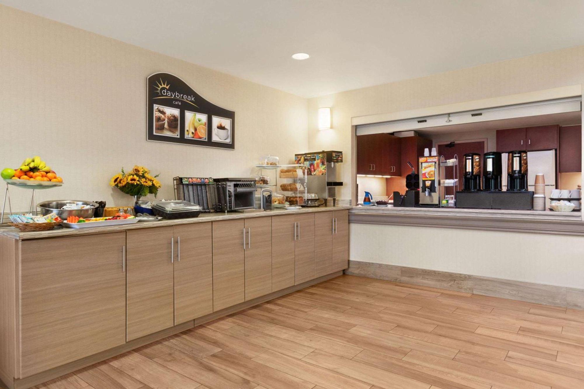 Days By Wyndham Airport Hotel 3*