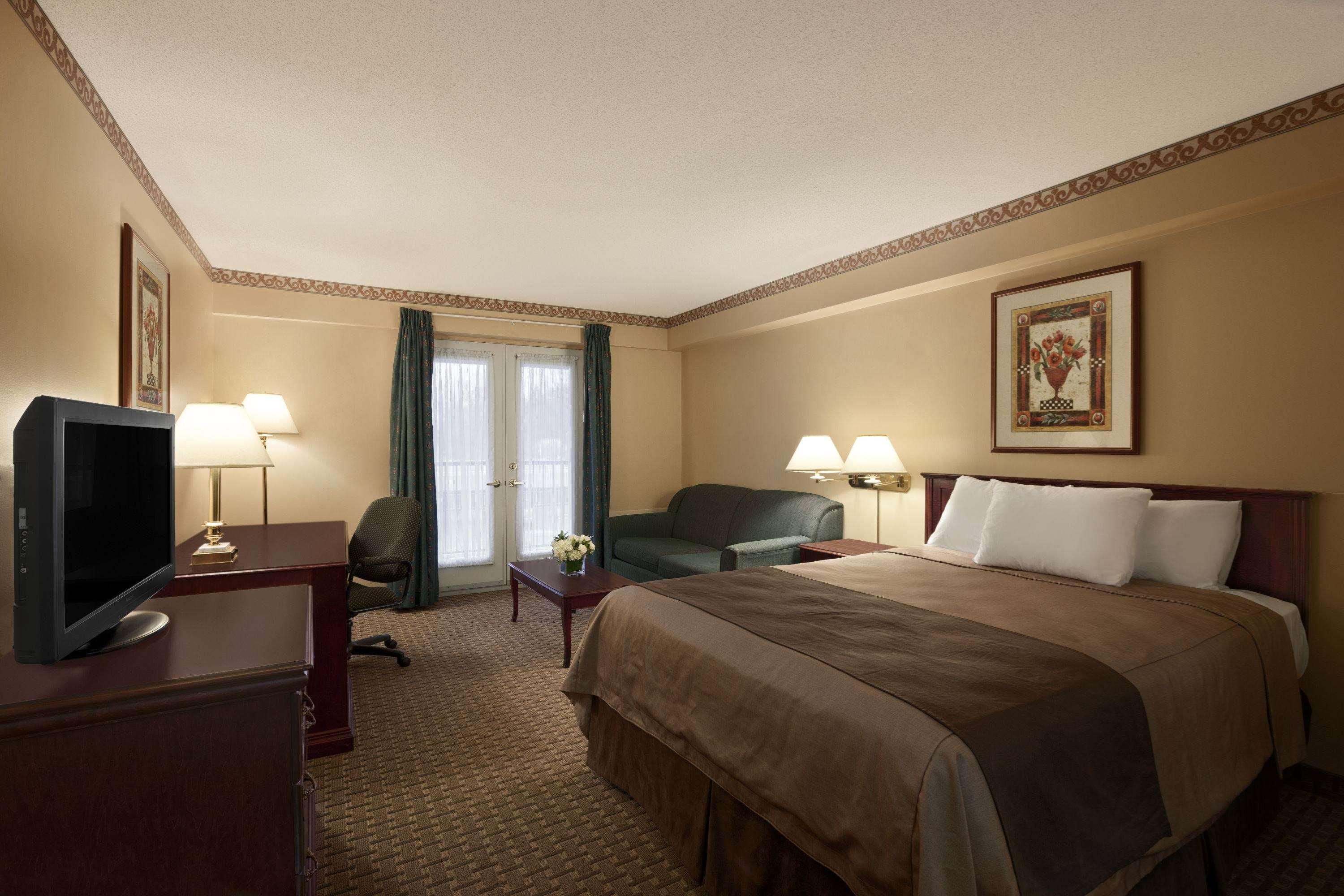 Travelodge By Wyndham West Ottawa