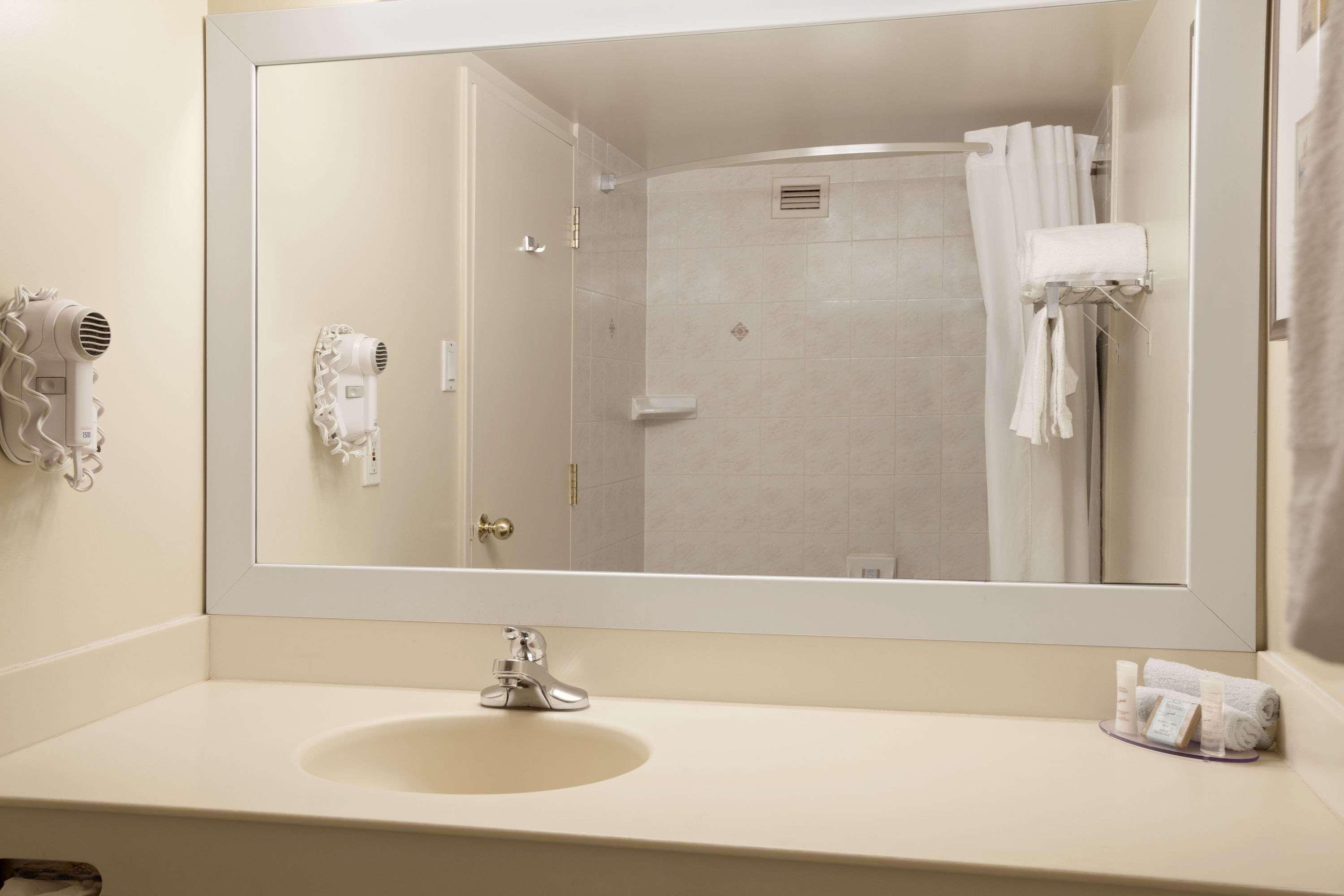 Travelodge By Wyndham West Hotel