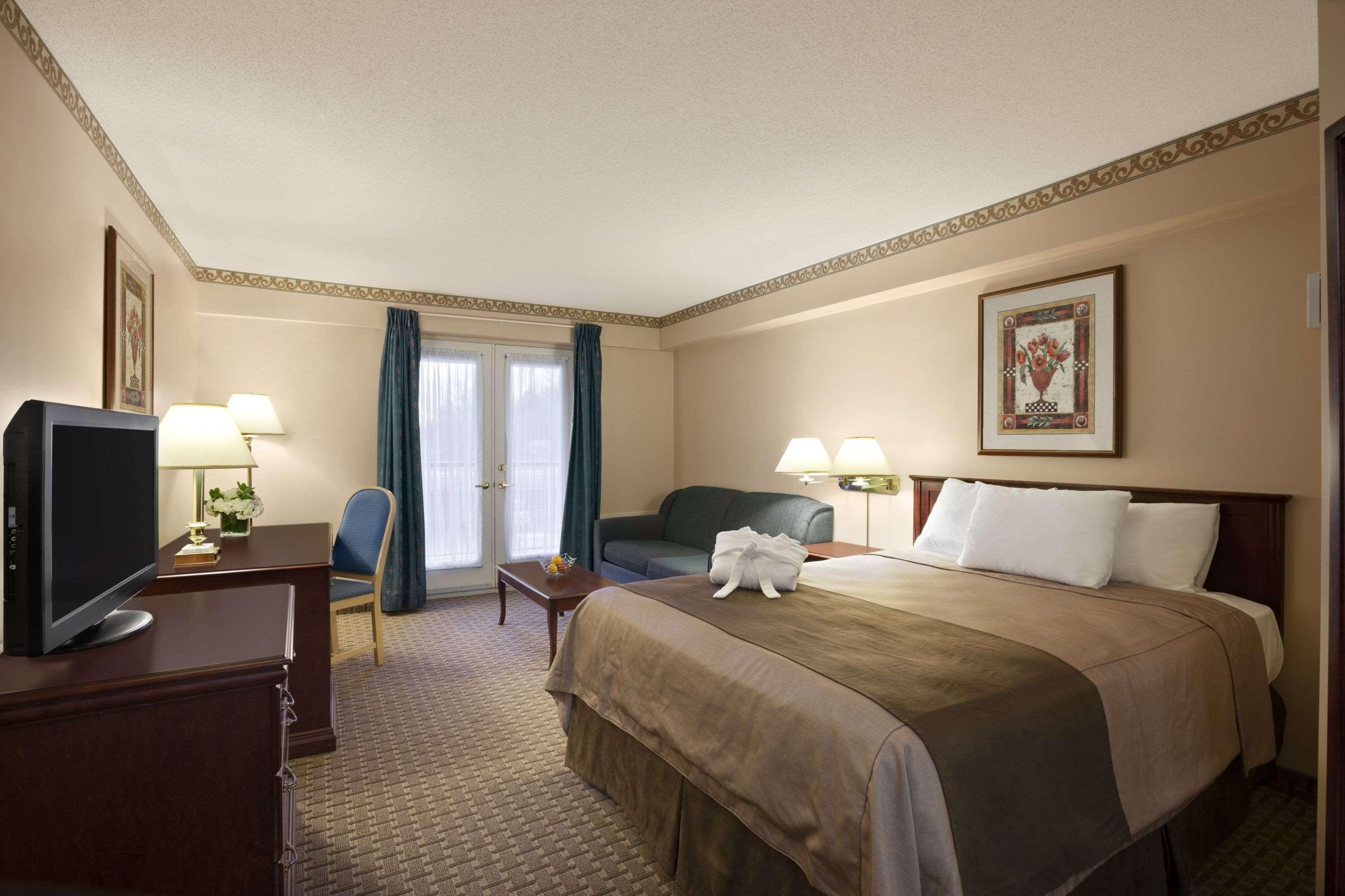 Travelodge By Wyndham West Ottawa