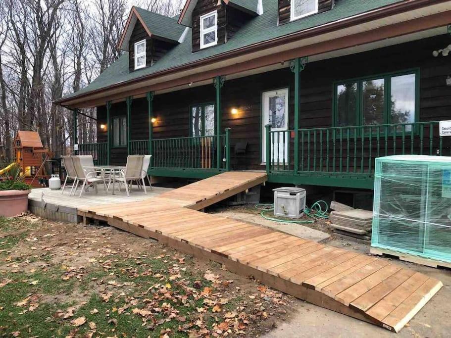 Cozy 4-bedroom Haven For Relaxing Getaways * Ottawa