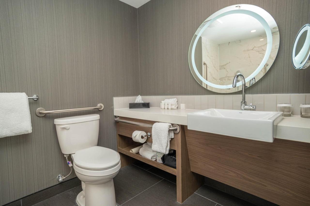 Sandman Signature Airport Hotel