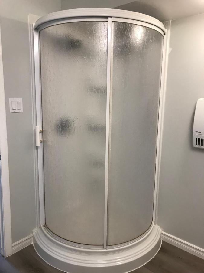 A Bright Specious 1 Bedroom Unit In The Basement Homestay
