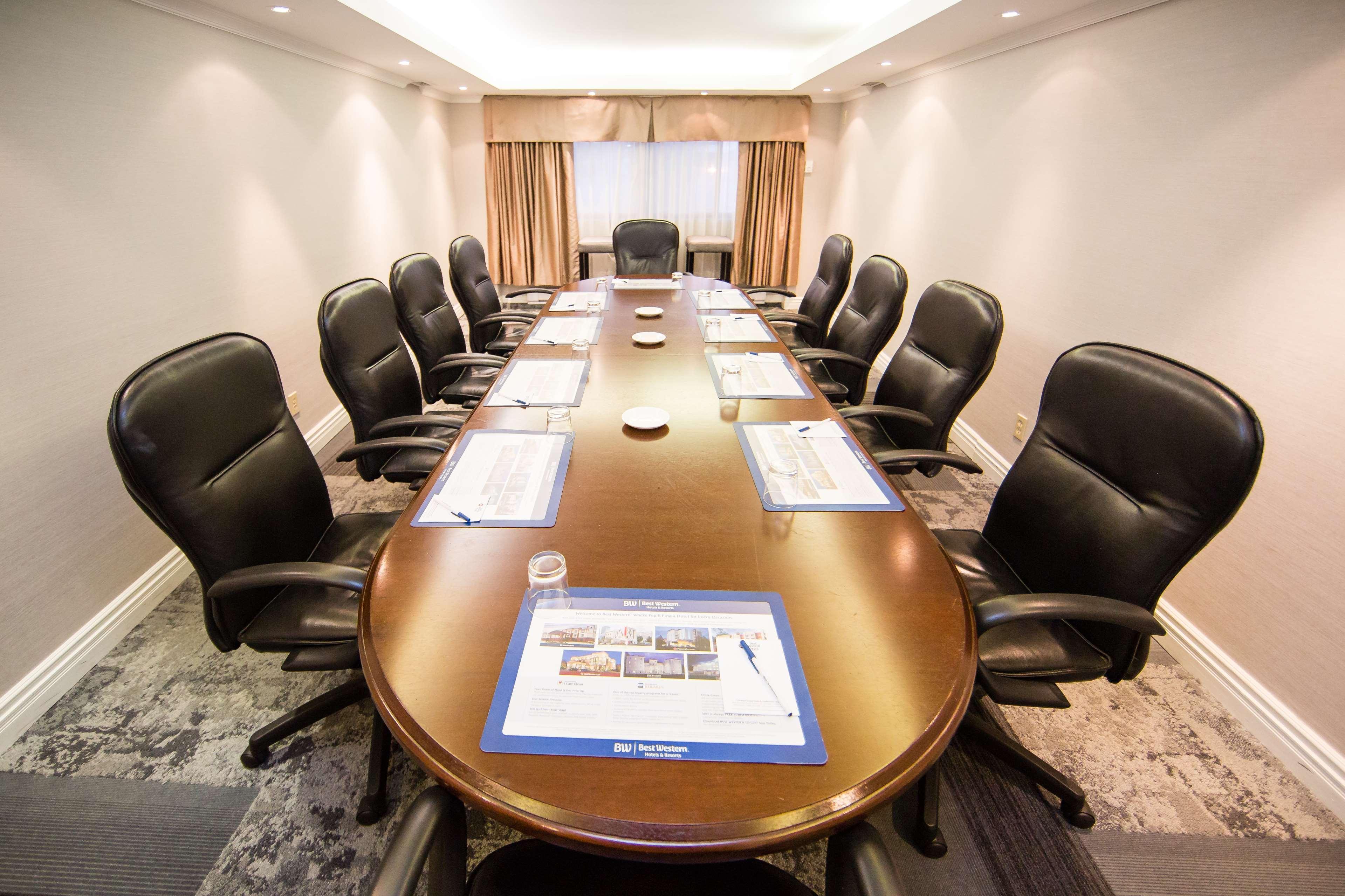 Hotel Western Kanata And Conference Centre 3*