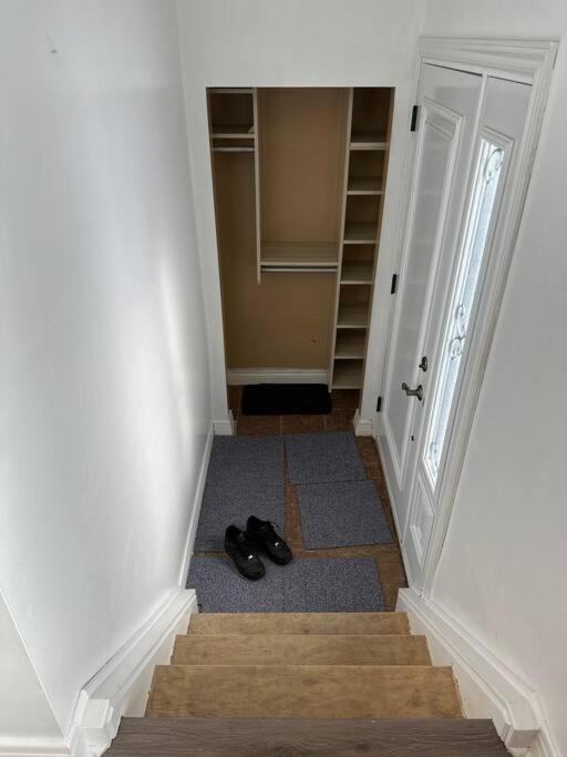 3 Bedroom Near Downtown Apartment Ottawa