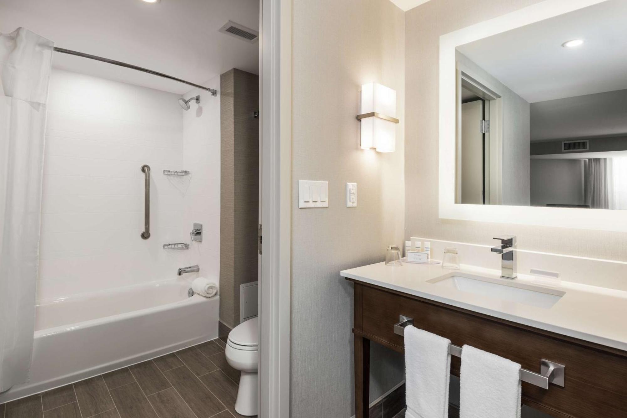 Hotel Homewood By Hilton Downtown Ottawa