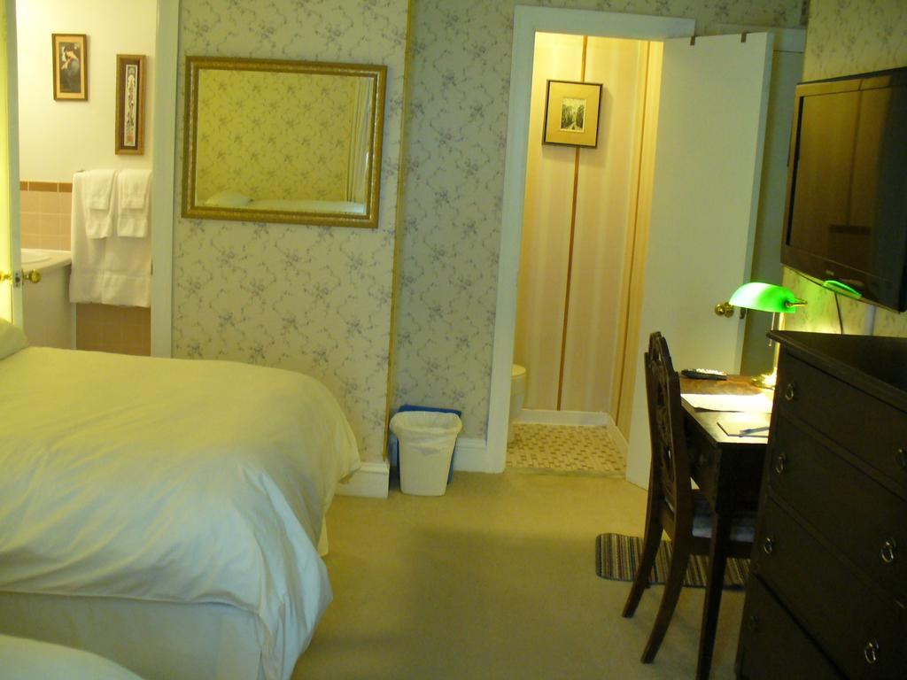Albert House Bed & Breakfast 3*